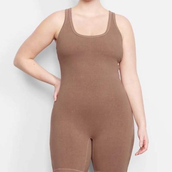 SKIMS outdoor mid thigh bodysuit (M) - Picture 2 of 2
